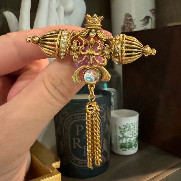 Breathing regal Florenza gold tone pin brooch